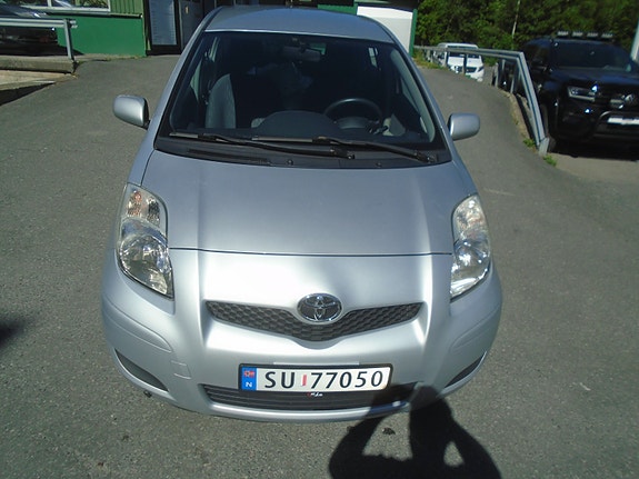 Toyota Yaris 3 of 5