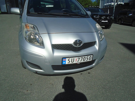 Toyota Yaris 2 of 5