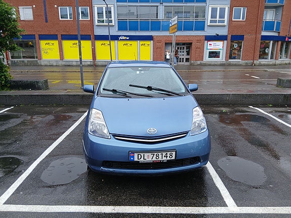 Toyota Prius 2 of 5