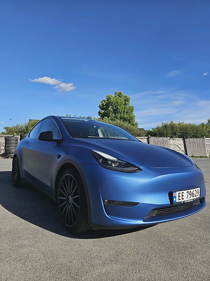 Tesla Model Y 3 of 5