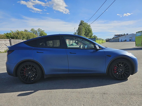 Tesla Model Y 4 of 5