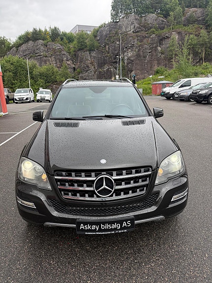 Mercedes-Benz ML280 2 of 5