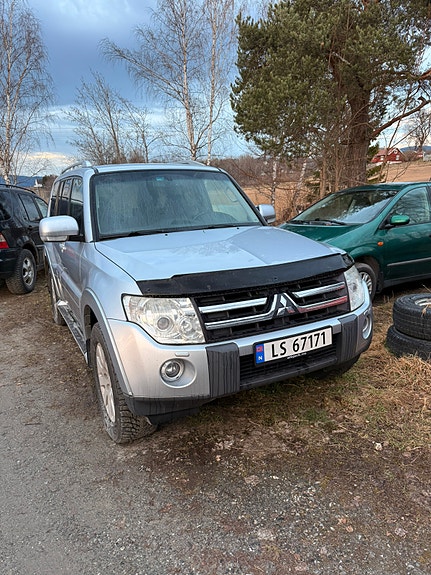 Mitsubishi Pajero 2 of 5