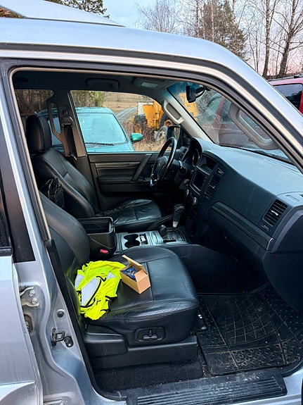 Mitsubishi Pajero 4 of 5