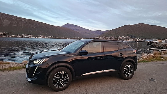 Peugeot e-2008 3 of 5