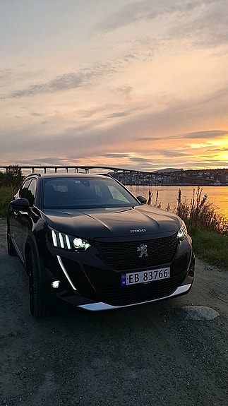 Peugeot e-2008 2 of 5