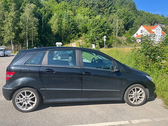 Mercedes-Benz B180 2 of 5