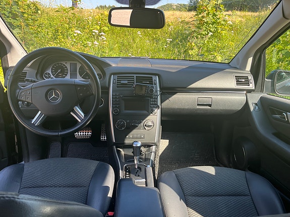 Mercedes-Benz B180 4 of 5