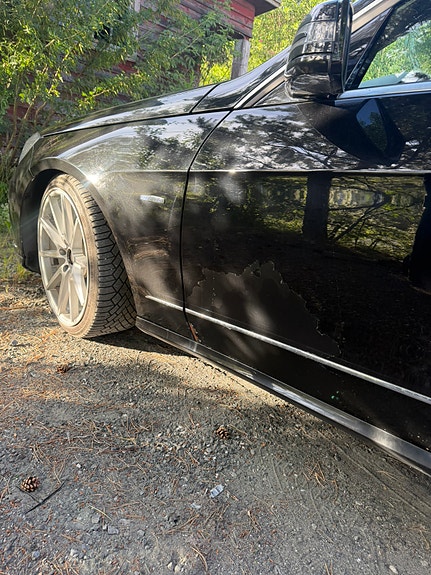 Mercedes-Benz E200 4 of 5