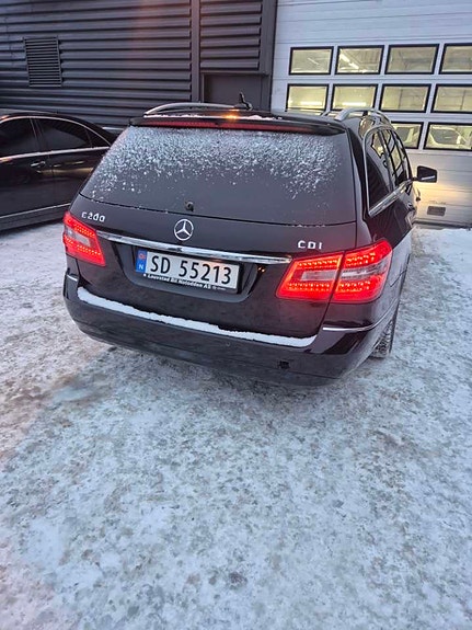 Mercedes-Benz E200 2 of 5