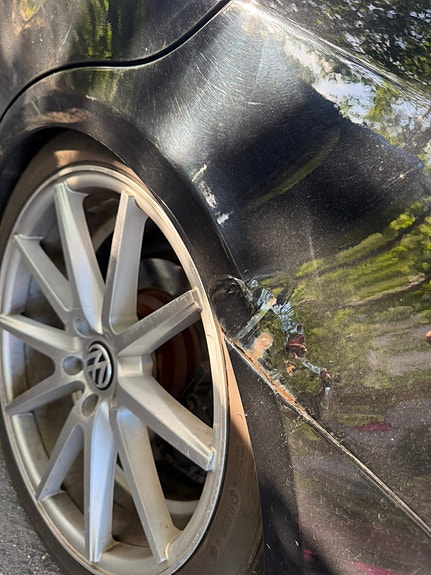 Mercedes-Benz E200 3 of 5