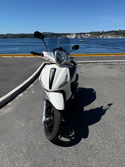 Piaggio Beverly 350 Sport Touring 2 of 5
