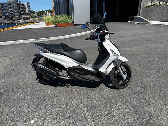 Piaggio Beverly 350 Sport Touring 4 of 5