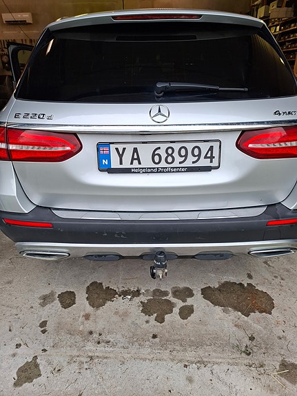 Mercedes-Benz E220 2 of 5