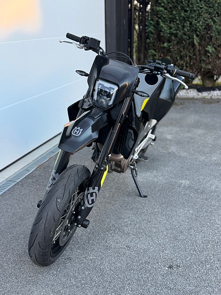 Husqvarna 701 Supermoto 2 of 5