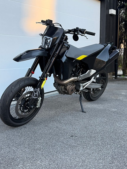Husqvarna 701 Supermoto 3 of 5