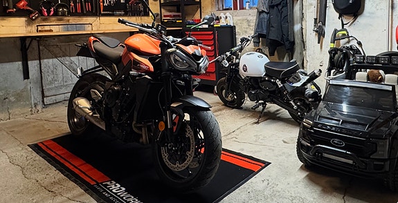 Triumph Street Triple R 765 2 of 5