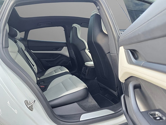 Porsche Taycan 9 of 30