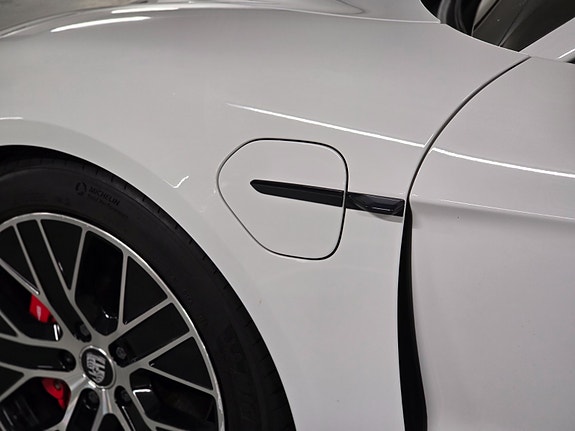 Porsche Taycan 26 of 30
