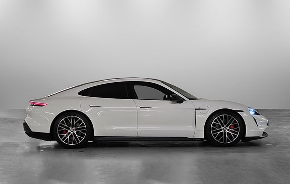 Porsche Taycan 16 of 30