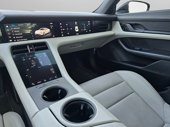 Porsche Taycan 18 of 30