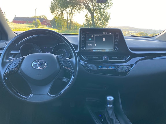 Toyota C-HR 3 of 4