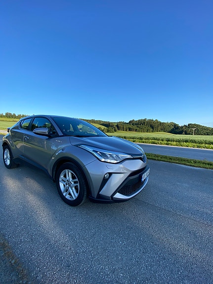 Toyota C-HR 2 of 4