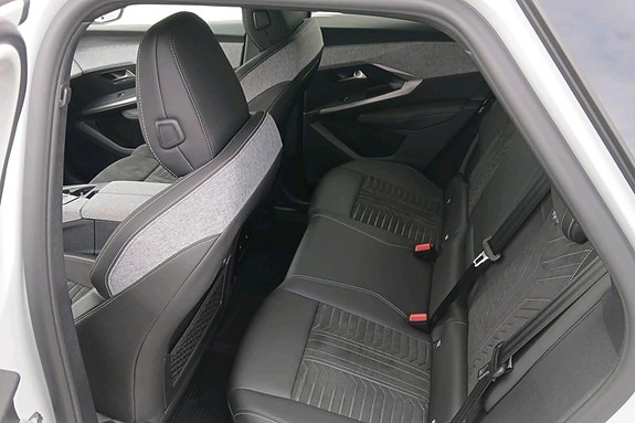 Peugeot e-3008 6 of 10