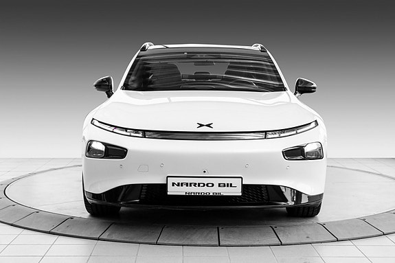 XPeng P7 2 of 5
