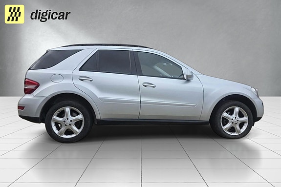 Mercedes-Benz ML280 4 of 5