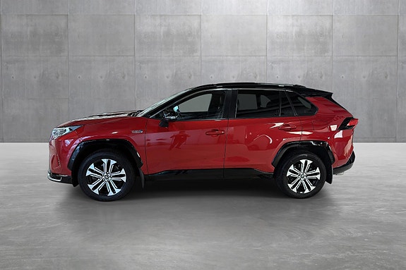 Toyota RAV4 Plug-in Hybrid 2 of 5