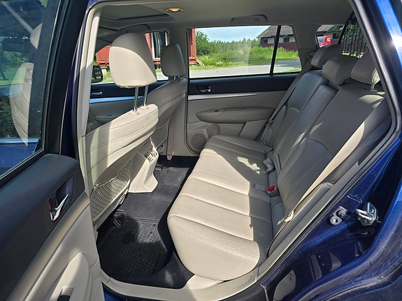 Subaru Legacy 17 of 30
