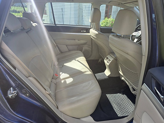 Subaru Legacy 16 of 30