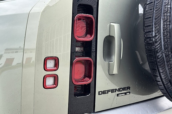 Land Rover Defender 110 5 of 5