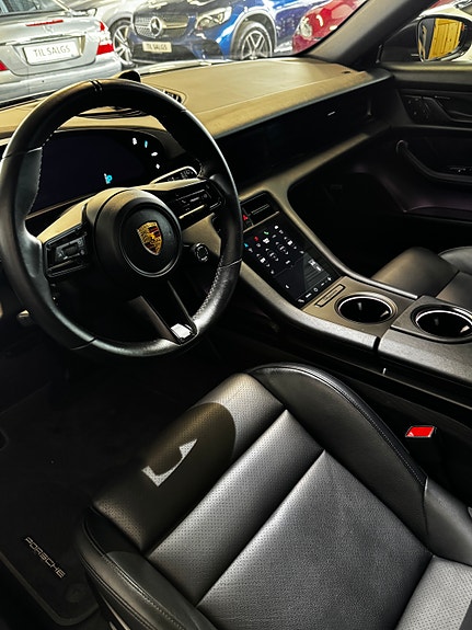 Porsche Taycan Cross Turismo 7 of 15