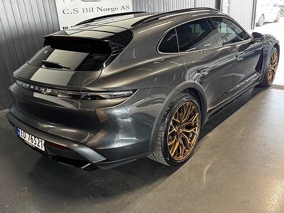 Porsche Taycan Cross Turismo 3 of 15