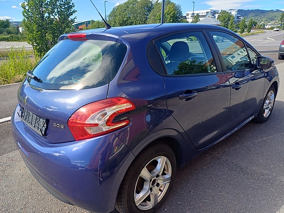 Peugeot 208 2 of 5