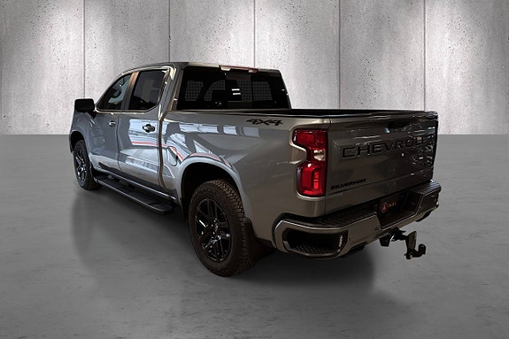 Chevrolet Silverado 3 of 5