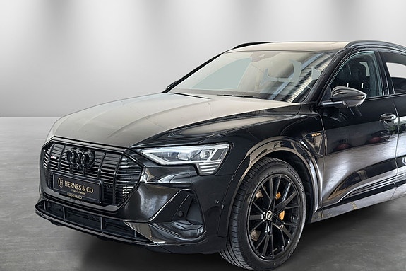Audi e-tron Sportback 2 of 5