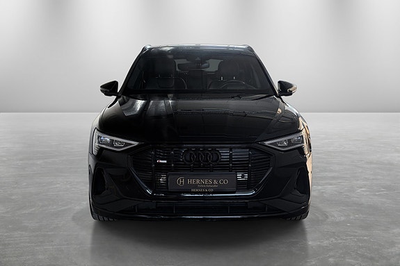 Audi e-tron Sportback 3 of 5