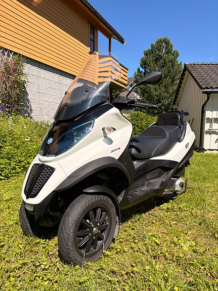 Piaggio MP3 300 LT 2 of 5