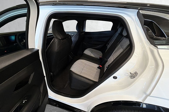 Romslig baksete med smart design og to-tone stofftrekk.