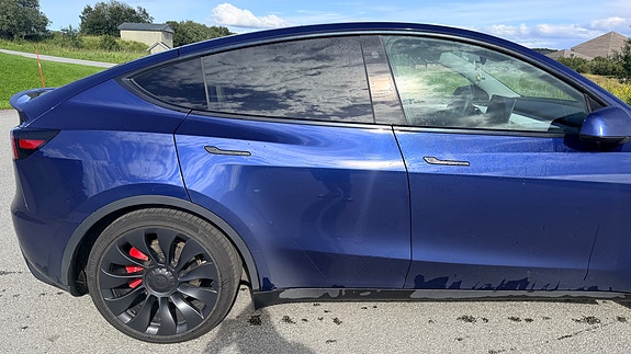 Tesla Model Y 5 of 16