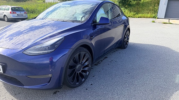 Tesla Model Y 4 of 16