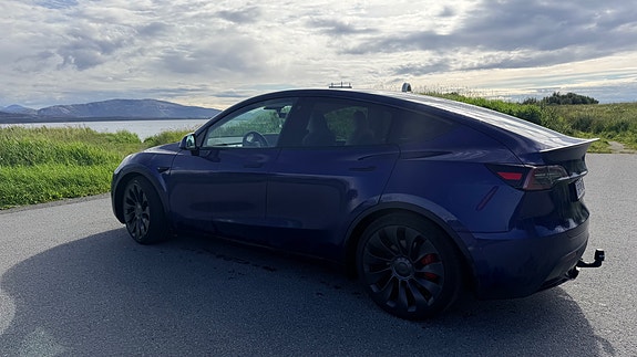 Tesla Model Y 9 of 16