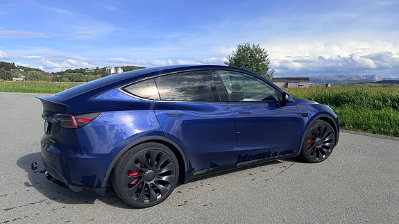 Tesla Model Y 11 of 16