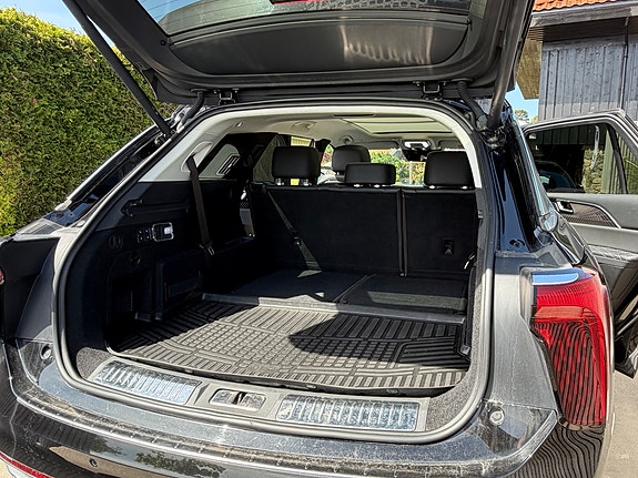 Hongqi E-HS9 3 of 5