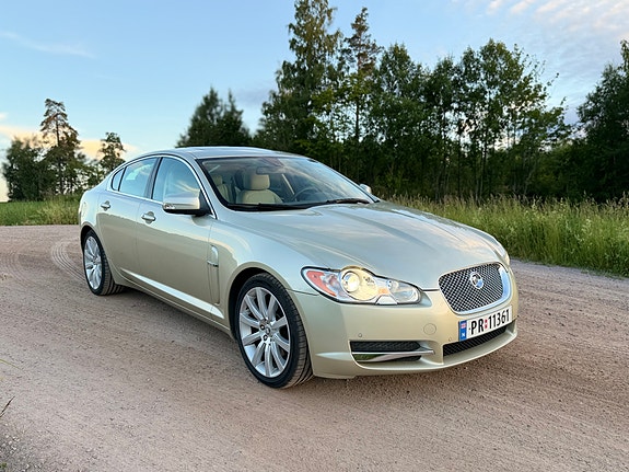 Jaguar XF 2 of 5