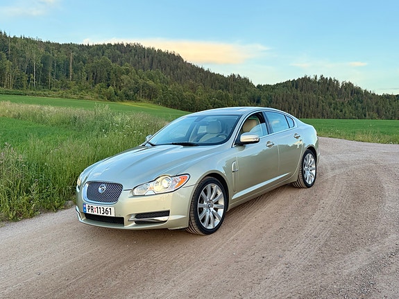 Jaguar XF 3 of 5