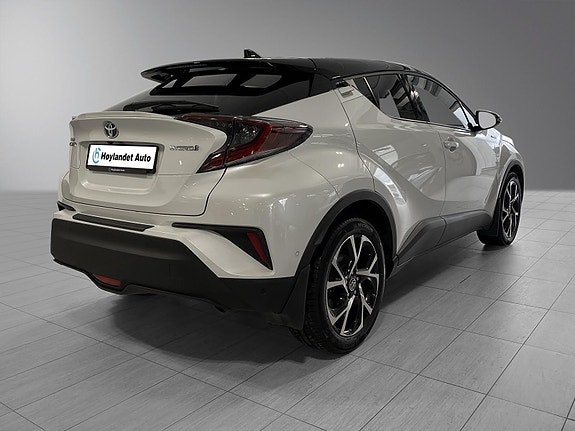 Toyota C-HR 4 of 5